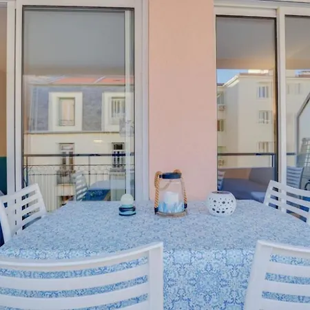 2 Pieces Plein Centre, Terrasse, Parking شقة مينتون